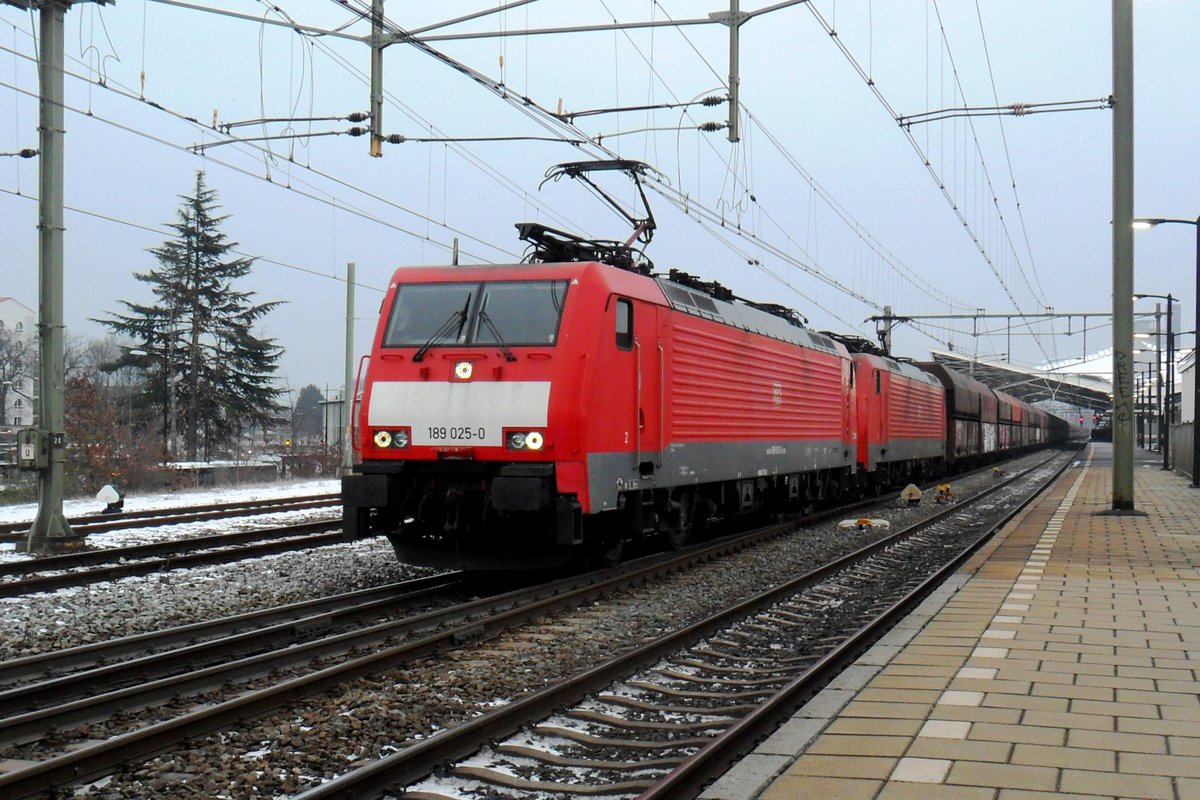 Leerkohlezug mit 189 025 verlässt Tilburg am 24 Januar 2019.