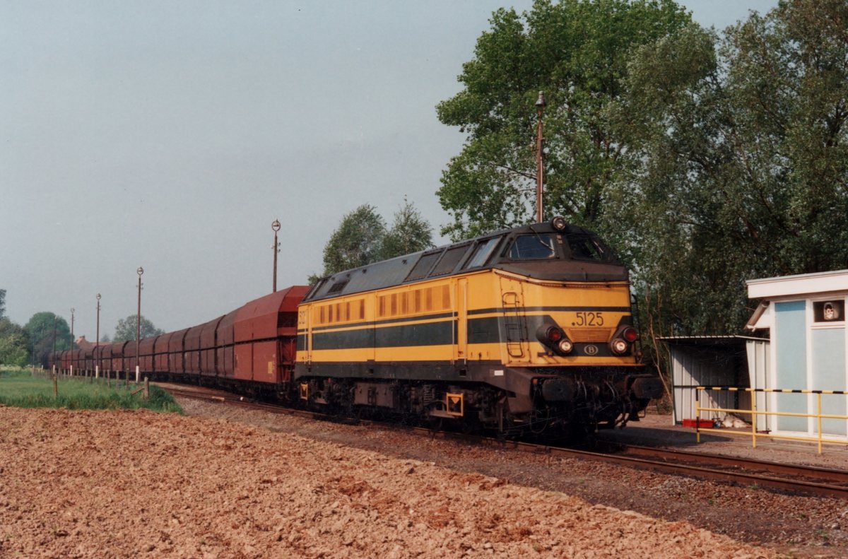 Leerkohlezug mit 5125 durchfahrt am 25 Juli 1992 Ruliën.