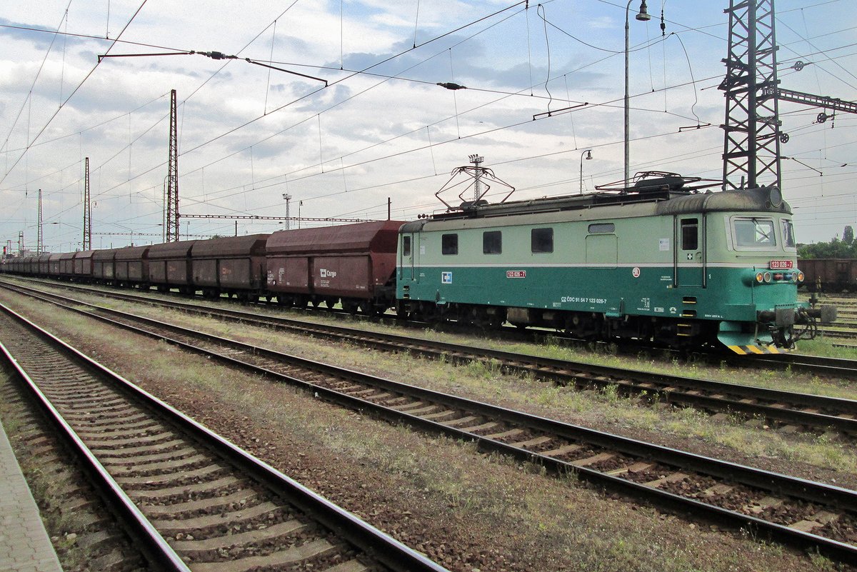 Leerkohlezug mit CD 123 026 steht am 24 Mai 2015 in Pardubice.