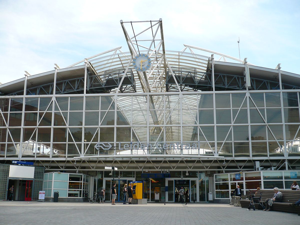 Leiden Centraal Station. Bargelaan, Leiden 09-08-2015.

Leiden Centraal Station achterzijde. Bargelaan, Leiden 09-08-2015.