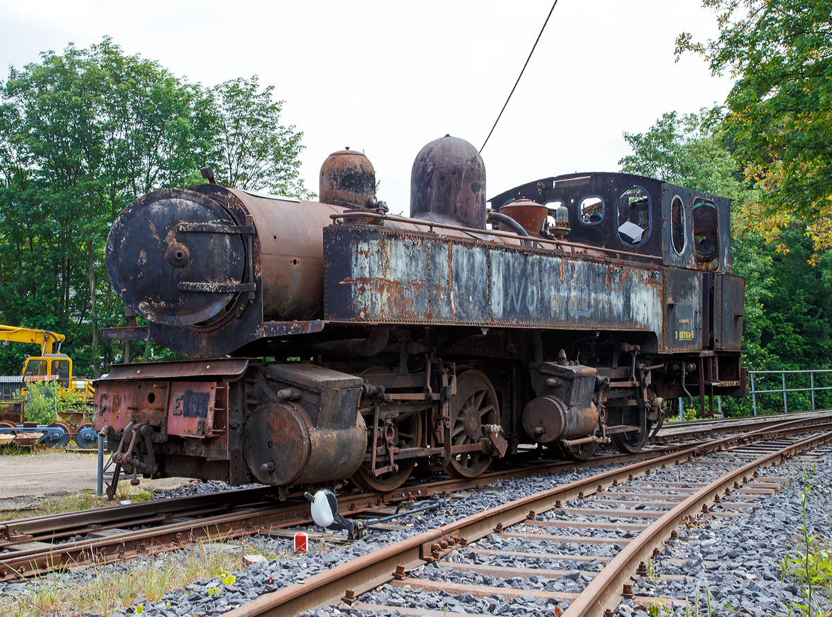 Leider ein tristes Dasein, aber Ziel der Brohltalbahn ist es, diese Lokomotive eines Tages wieder betriebsfähig herzurichten....

Die 1.000 mm Malletdampflok BBn4vt E 168 der Brohltal Eisenbahn, ex E 168 (3 069 168-5) der portugiesischen Staatsbahn CP (Companhia dos Caminhos de Ferro de Portugueses), ex MD 408 (Caminhos de Ferro do Estado Minho e Douro), abgestellt beim Bahnhof Brohl (BE), am 24.05.2015.

Die Lok wurde 1908 von Henschel & Sohn in Kassel unter der Fabriknummer 8915 gebaut.

Technische Daten:
Bauart: B'Bn4vt
Spurweite : 1.000 mm
Fahrgeschwindigkeit: 40 km/h
Kesselüberdruck: 14 kp/cm2
Dienstmasse: 40,0 t
Achsfahrmasse: 10,0 t
Wasserkasteninhalt: 4,5 m3
Brennstoffvorrat: 1,3 t (Kohle)

Eine Schwesterlok, die ex CP E 164 ist betriebsfähig bei der Chemins de fer du Jura (CJ).