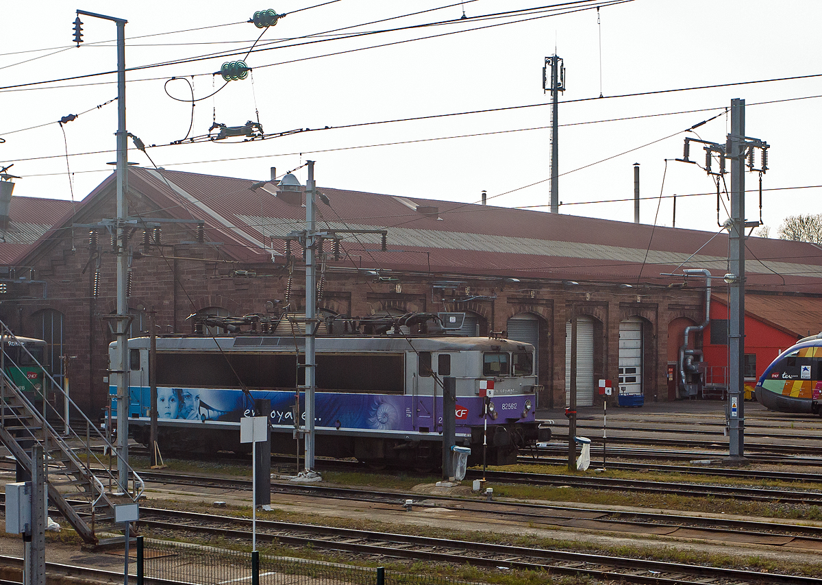 Leider etwas verdeckt....
Die SNCF (8)25612 beim Depot in Strasbourg am 24.03.2015, auf den Zug heraus fotografiert.

Die SNCF BB 25500 ist eine französische Elektrolokomotivbaureihe für den Einsatz auf dem Gleichstromnetz und dem Wechselstromnetz der SNCF. Von den Lokomotiven wurden 194 Stück zwischen 1964 bis 1976 von GEC Alsthom (heute Alstom S.A.) gebaut. 

Die BB 25500 ist zweisystemfähig und kann vielfältig eingesetzt werden. Die Höchstgeschwindigkeit beträgt 140 km/h für Fernverkehrszüge. Doch durch die mittelmäßige Federung, woher auch der Spitzname „Danseuses“ (Tänzerin) stammt, beschränkt die Lokomotive heute auf den Regional- und Güterverkehr. Alle BB 25500, die im Personenverkehr (TER) im Einsatz sind, sind wendezugfähig.

Die BB 25500 wurde in zwei Varianten gebaut: die Lokomotiven BB 25500 bis 25588 in der Ursprungsausführung und die Lokomotiven BB 25588 bis 25694 mit einem größeren Führerstand.

Die Inbetriebnahme der BB 25500 hat es ermöglicht, dass Züge durchgehend mit derselben Lokomotive innerhalb Frankreichs bespannt werden können, da sie mit beiden Bahnstromsystemen Frankreichs, 1,5 kV Gleichstrom und 25 kV 50 Hz Wechselstrom, zurechtkommt. Seit 2004 werden Lokomotiven dieser Baureihe ausgemustert.

Seit dem Fahrplanwechsel im Jahr 2006 fahren diese Lokomotiven mit rames inox omnibus (RIO) zwischen Frankreich und der Schweiz, auf dem Streckenabschnitt Genf–La Plaine–Bellegarde. Im Dezember 2008 wurde dieser Verkehr durch zwei weitere RIO verstärkt, zu diesem Zweck war eine zusätzliche BB 25500 notwendig. Außerdem wurde eine Lokomotive dieser Baureihe von SBB Cargo gemietet, um Güterzüge zwischen Genf und La Praille/Vernier-Meyrin zu befördern.

2015 waren noch etwa 60 Lokomotiven im Einsatz. Die 25609 ist fürs Museum reserviert. Im Januar 2019 waren nur noch 8 Lokomotiven im Bestand der SNCF, in Strasbourg wird die letzte Stationierung der Lokomotiven, vor der endgültigen Ausmusterung, sein. Einsätze erfolgen noch im Nahverkehr auf den Linien Strasbourg – Saverne (- Sarrebourg) sowie Strasbourg – Sélestat. Zum Fahrplanwechsel am 13. Dezember 2020 endete der planmäßige Einsatz von BB 25500 für TER in Strasbourg, lediglich 2 Lokomotiven (25673 und 25679) wurden nicht unmittelbar zum Fahrplanwechsel ausgemustert.

TECHNISCHE DATEN:
Gebaute Stückzahl: 194
Hersteller: 	Alstom
Baujahre: 1964 bis 1976
Achsformel: B'B'
Länge über Puffer: 14.700 mm (25501–25544) / 14.940 mm (25545–25587) / 15.570 mm (25588–25694)
Drehzapfenabstand: 9.300 mm
Triebraddurchmesser (neu): 1.100 mm
Eigengewicht: 77 bis 80 t
Höchstgeschwindigkeit: 90 km/h oder 140 km/h
Dauerleistung: 2.940 kW
Anfahrzugkraft: 250 kN
Stromsystem: 25 kV/50 Hz AC, 1,5 kV DC
Anzahl der Fahrmotoren: 2 (TAB 660 B1)
