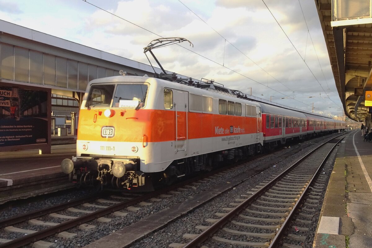 Leider in Gegenlicht! DB 111 111-1 steht am 14 Februari 2021 in Oberhausen Hbf.