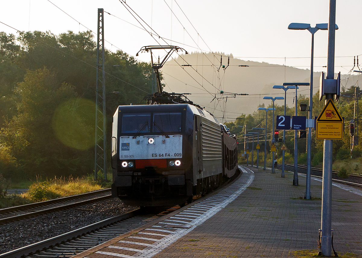 Leider im Gegenlicht....
Gezogen von der MREC – Dispolok E 189-909 / Siemens ES 64 F4 – 009 (91 80 6189 909-5 D-DISPO - Class 189-VE) fährt am Sonntagmorgen, dem 05.09.2021 mit dem Nacht- und Autoreisezug Urlaubs-Express der Unternehmensgruppe Train4you dem UEx Night Verona – Düsseldorf (UEx 1384) durch den Bahnhof Haiger in Richtung Siegen. Der Zug hält auch in Siegen und fährt dann über die Siegstrecke.  Autoverladungen finden aber nur in den Endbahnhöfen Verona und Düsseldorf statt.

Die Lok eine Siemens EuroSprinter wurde 2004 von Siemens in München-Allach unter der Fabriknummer 20735 gebaut.

Die BR 189 (Siemens ES64F4) hat eine Vier-Stromsystem-Ausstattung. Sie ist in allen vier in Europa üblichen Bahnstromsystemen einsetzbar. Diese hier hat die Variante E und besitzt die Zugbeeinflussungssysteme LZB/PZB, ETCS, SCMT, ZUB, INTEGRA und ATB für den Einsatz in Deutschland, Österreich, Schweiz, Italien, Niederlande, Slowenien und Rumänien.
Die Stromabnehmerbestückung ist folgende:
Pos. 1: CH, FR (AC), LU (AC), BE (AC)
Pos. 2: IT, SI, HR (DC)
Pos. 3: NL (DC), CZ (DC), FR (DC), SK, LU (DC)
Pos. 4: DE, AT, NL (AC), DK, CZ (AC), HR (AC), HU, RO