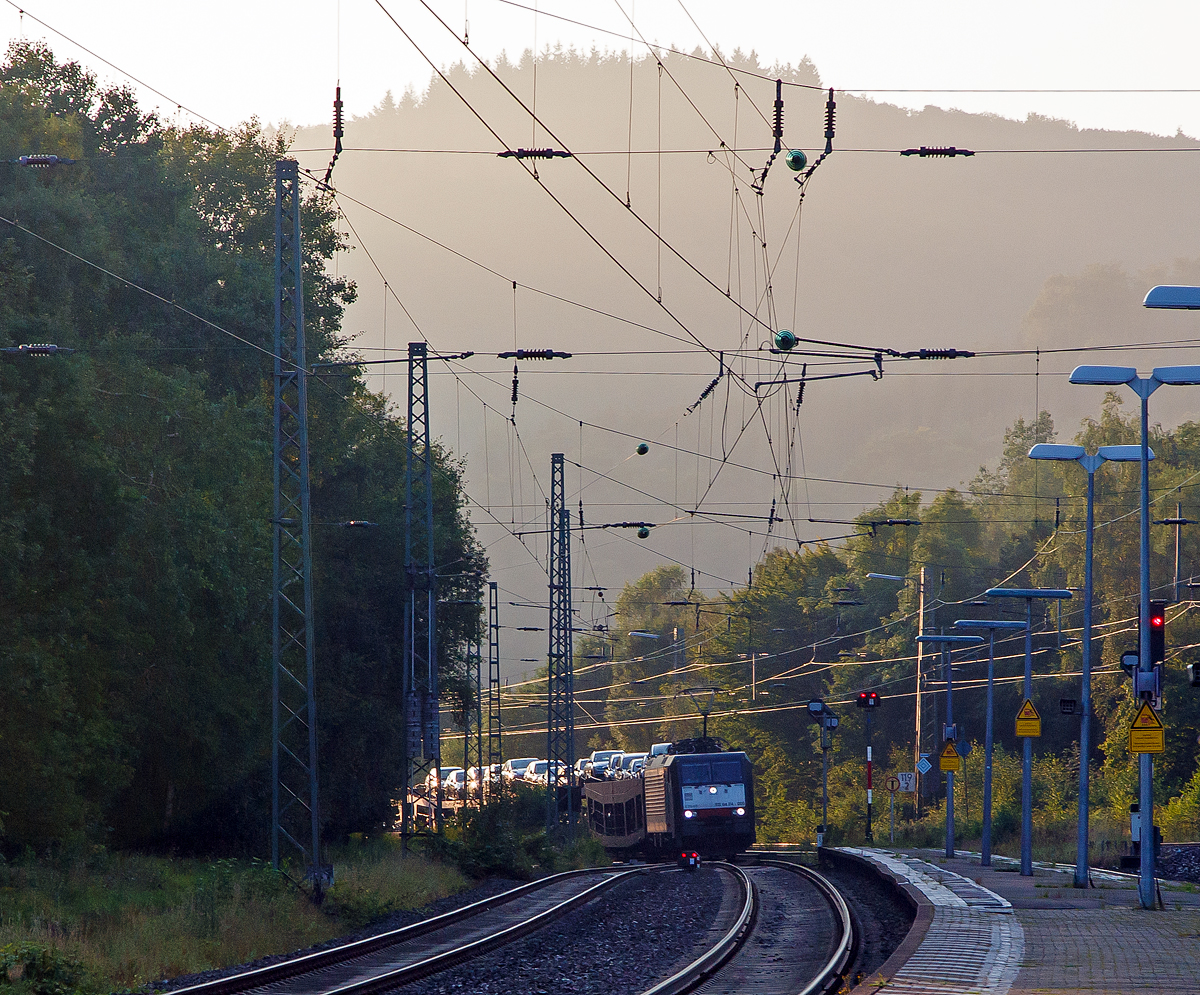 Leider im Gegenlicht....
Gezogen von der MREC – Dispolok E 189-909 / Siemens ES 64 F4 – 009 (91 80 6189 909-5 D-DISPO - Class 189-VE) fährt am Sonntagmorgen, dem 05.09.2021 mit dem Nacht- und Autoreisezug Urlaubs-Express der Unternehmensgruppe Train4you dem UEx Night Verona – Düsseldorf (UEx 1384) durch den Bahnhof Haiger in Richtung Siegen. Der Zug hält auch in Siegen und fährt dann über die Siegstrecke.  Autoverladungen finden aber nur in den Endbahnhöfen Verona und Düsseldorf statt.

Die Lok eine Siemens EuroSprinter wurde 2004 von Siemens in München-Allach unter der Fabriknummer 20735 gebaut.
