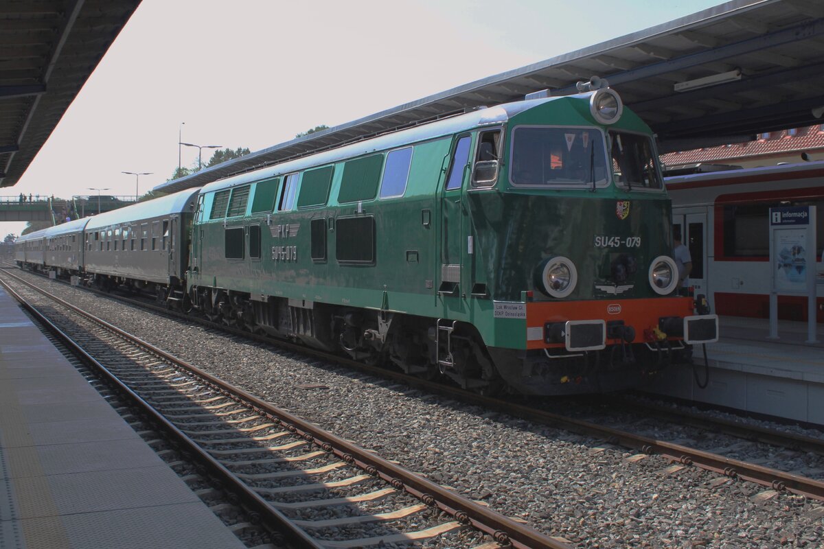 Leider mit Gegenlicht: SU45-079 steht mit deren Sonderzug am Morgen von 4 Mai 2024 in Wolsztyn.