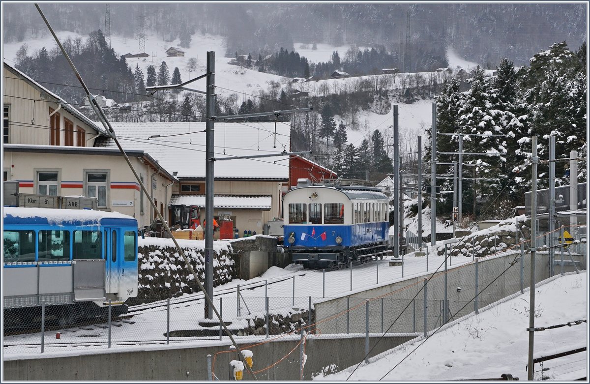 Leider nur aus etwas Entfernung konnte ich den RB BDhe 2/4 N° 7 in Arth-Goldau fotografieren. Der 15 km/h  schnelle  Triebwagen wurde 1925 von SIG/SLM/MFO gebaut.
5. Januar 2017