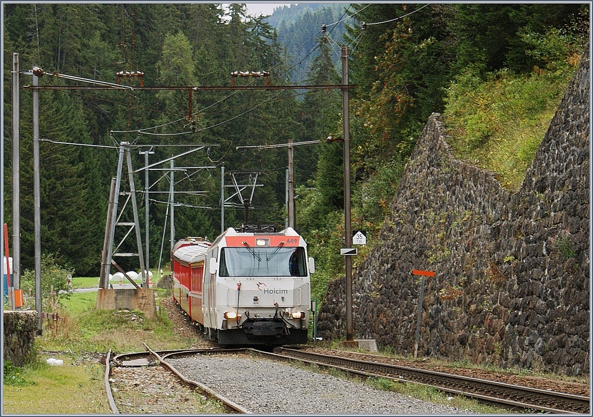 Leider nur in relativ schlechter Qualität ist hier der Zustand von Davos Monstein im Herbsat 2009 zu sehen: die Ge 4/4 III erreicht mit einem Regionalzug nach Filisur den Bahnhof Davos Monstein.
19. Sept. 2009