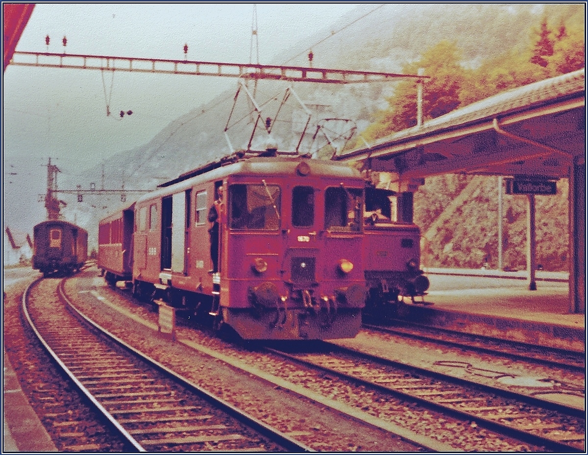 Leider nur schemenhaft ist der rangierende De 4/4 1670 mit seinem Bti zu erkennnen, welcher eine Postwagen (im Hintergrund links) aus dem Vallée de Joux nach Vallorbe brachte und sich nun für die nächte Fahrt nach Le Brassus bereitstellt.  

2. Okt. 1982