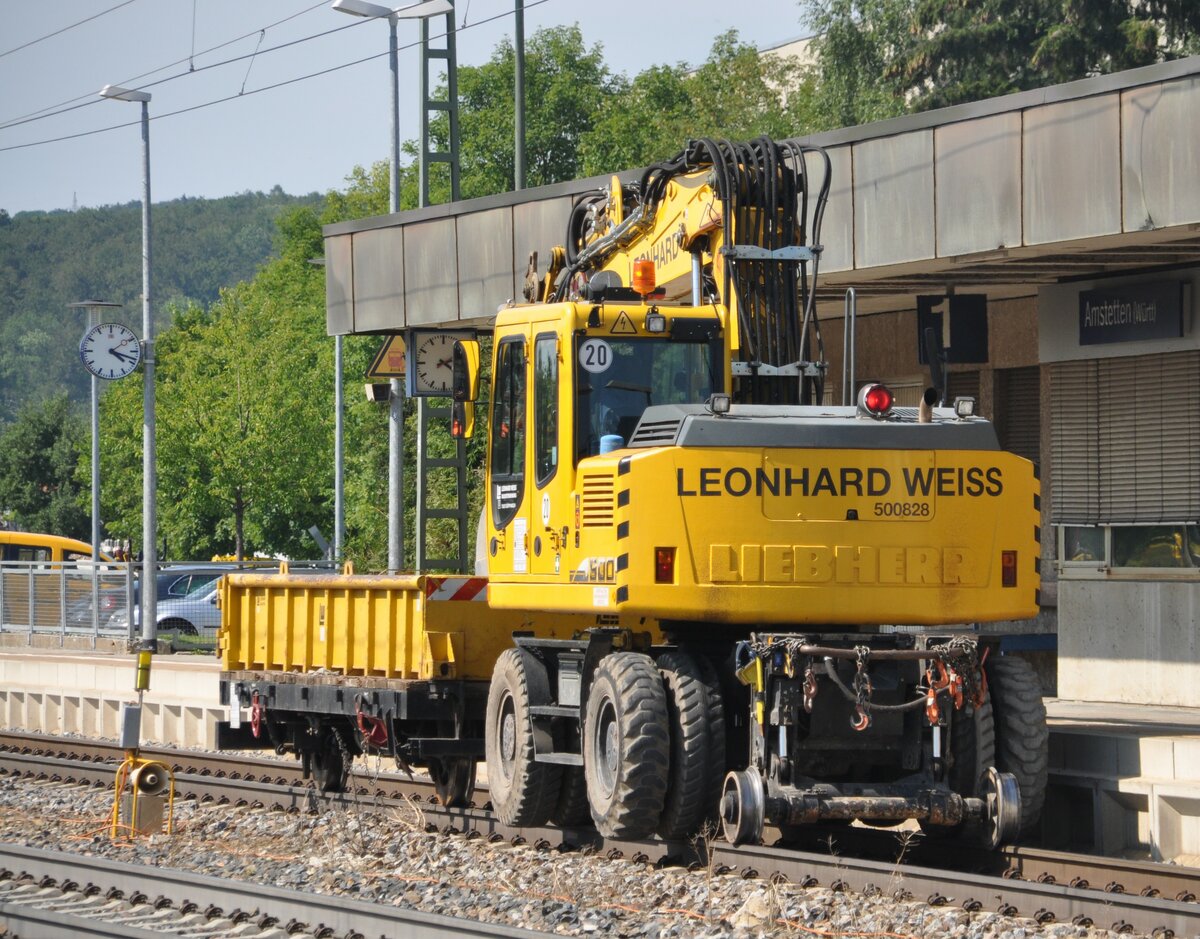 Liebherr Zweiwegebagger von Leonhard Weiss Nr.500 828 mit Transportlore in Amstetten am 12.07.2011.