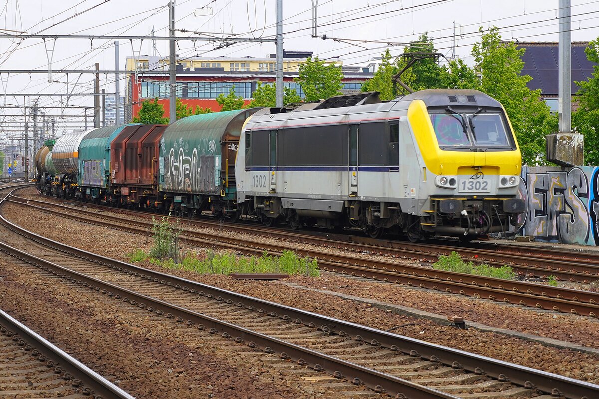 Lineas 1302 zieht am 21 Mai 2026 ein Mischguterzug durch Antwerpen-Berchem.