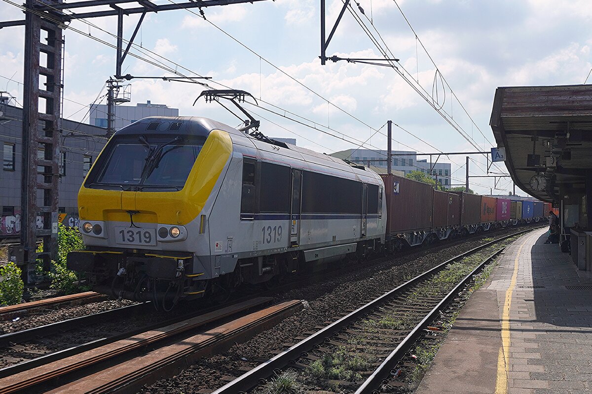 Lineas 1319 zieht ein Containerzug durch Antwerpen-Berchem am 1 Juli 2026.