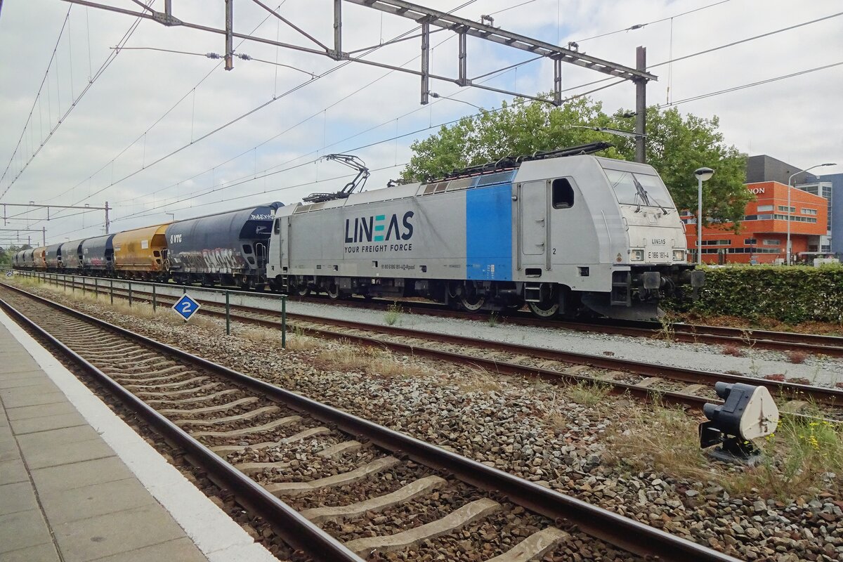 Lineas 186 181 steht am 15 September 2021 mit ein Getreidezug in Oss.