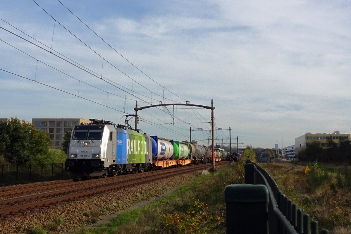 Lineas 186 295 zieht ein KLV durch Tilburg-Reeshof am 11 November 2022.
