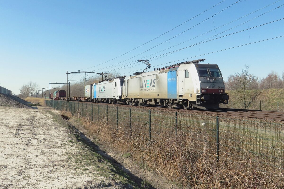 Lineas 186 449 zieht ein Kollegin und ein kuzer Mischer durch Tilburg-Reeshof am 18 März 2022.