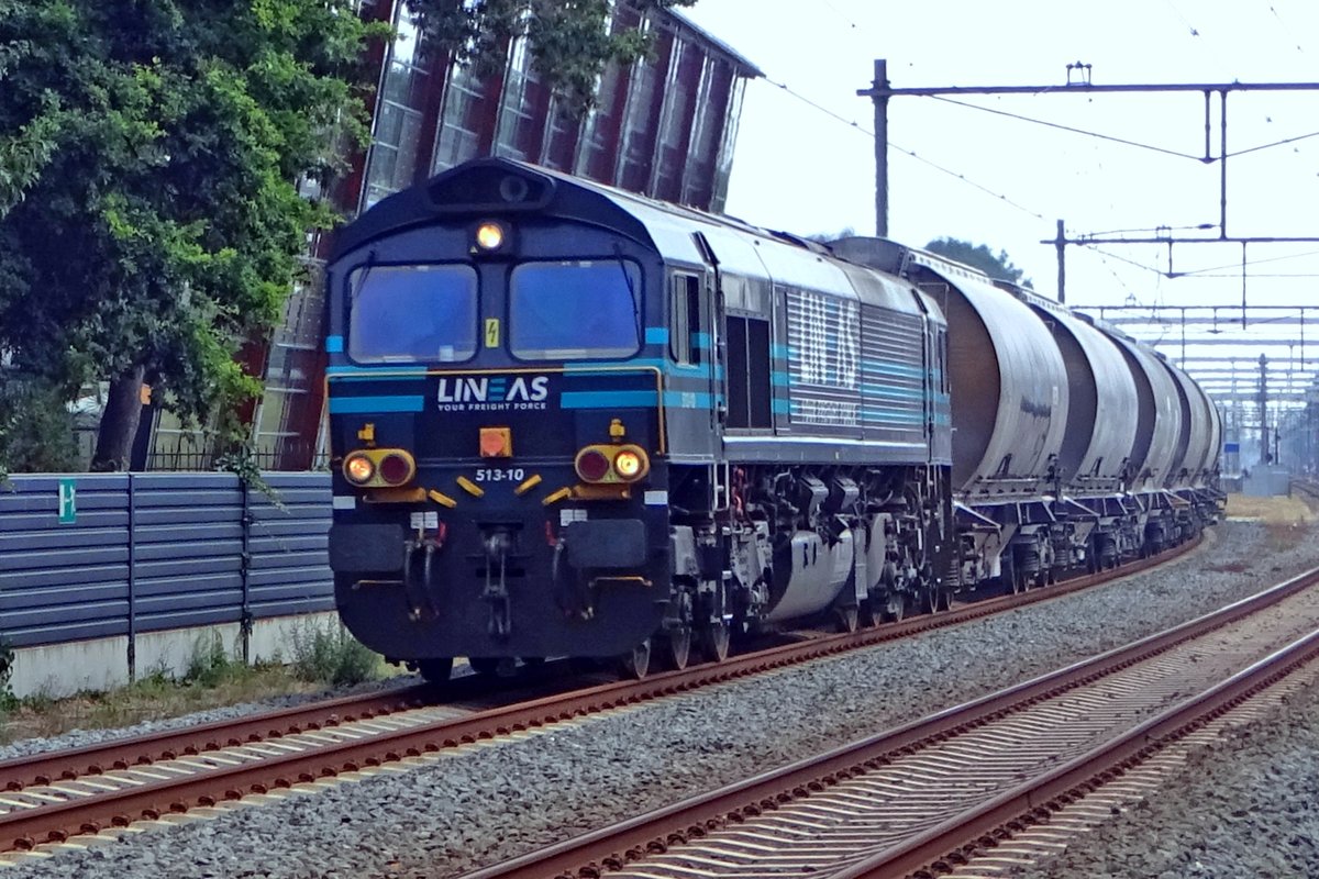 Lineas 513-10 durchfahrt -in leichten gegenlicht- am 17 Juli 2019 Wijchen. 