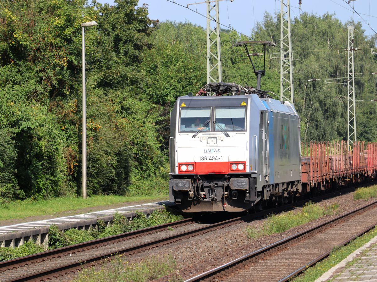 Lineas Locomotive 186 494-1 (91 80 6186 494-1 D-Rpool) Durchfahrt Gleis 1 Bahnhof Empel-Rees 02-09-2021.

Lineas locomotief 186 494-1 (91 80 6186 494-1 D-Rpool) doorkomst spoor 1 station Empel-Rees 02-09-2021.