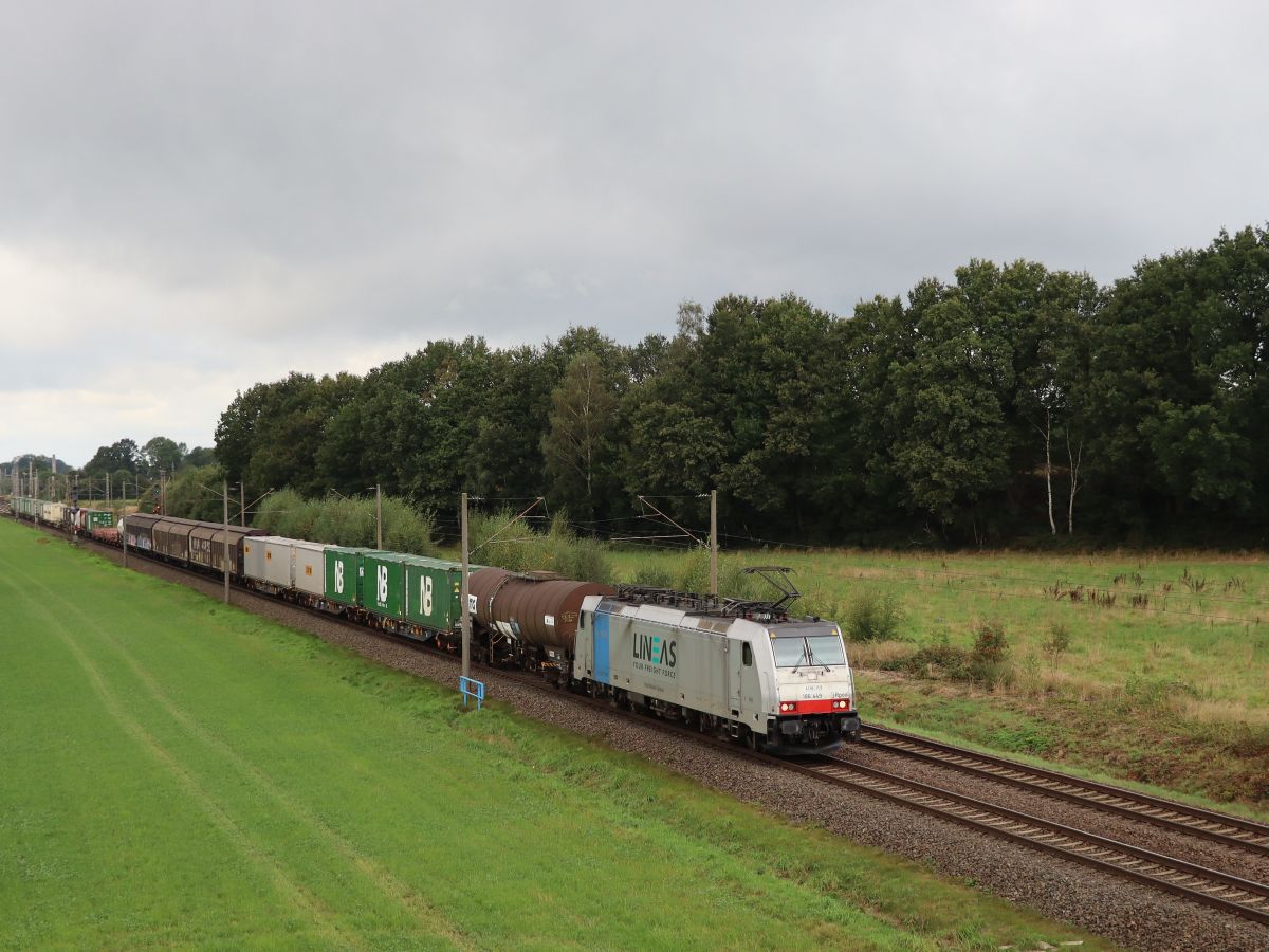 Lineas Lokomotive 186 449-5 (91 80 6186 449-5 D-Rpool) Talstrae, Ibbenbren 16-09-2021.

Lineas locomotief 186 449-5 (91 80 6186 449-5 D-Rpool) Talstrae, Ibbenbren 16-09-2021.