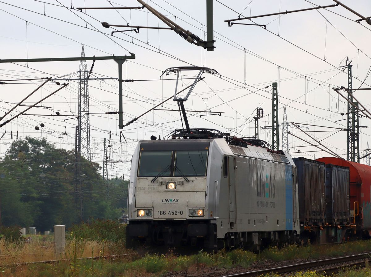 Lineas Lokomotive 186 456-0 (91 80 6186 456-0 D-Rpool) Gterbahnhof Oberhausen West 18-08-2022.

Lineas locomotief 186 456-0 (91 80 6186 456-0 D-Rpool) goederenstation Oberhausen West 18-08-2022.