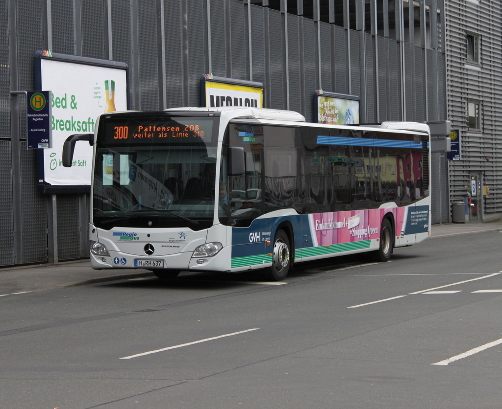 Linie 300 von ZOB Hannover nach Pattensen stand am Mittag des 13.03.2016 in Hhe Hannover ZOB