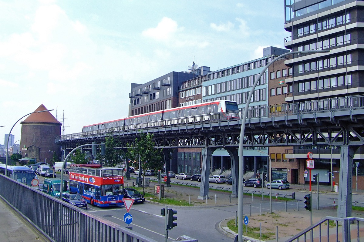 
Linie U3 der Hamburger Hochbahn beim Bahnhof Baumwall am 04.08.2007.