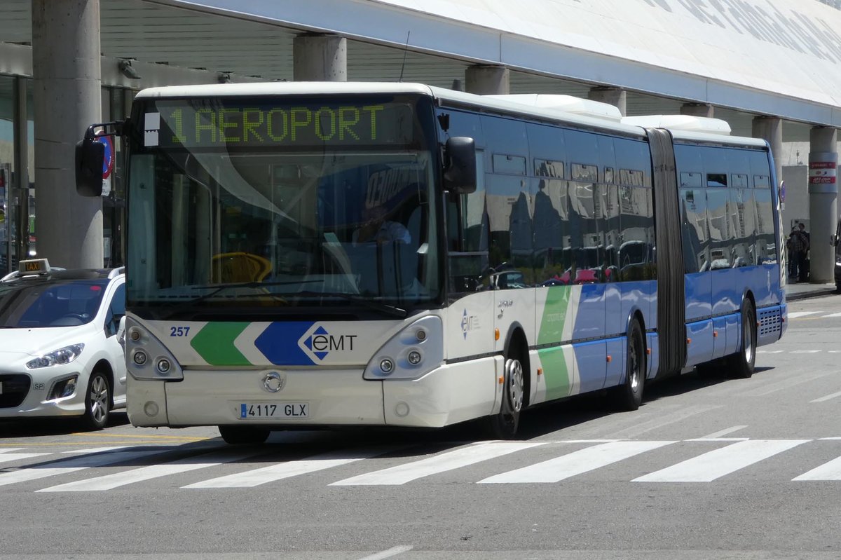 Linienbus von  EMT  unterwegs am Airport im Mallorca, Juni 2016