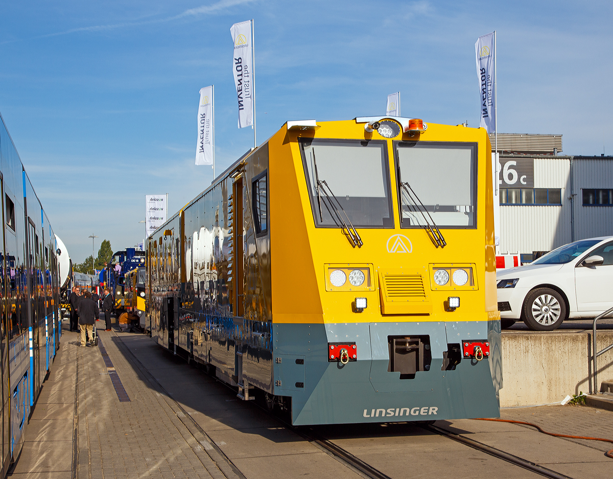 
LINSINGER Schienenfrszug SF02T-FS prsentiert auf der InnoTrans 2018 in Berlin (18.09.2018). 

Beim Einsatz in U-Bahnen und Schmalspurnetzen berzeugt diese Schienenbearbeitungsmaschine SF02T-FS mit geringen Achslasten und schlankem Design. Sie ist aber auch geeignet fr Hochgeschwindigkeitsstrecken und von der DB geprft und freigegeben.

TECHNISCHE DATEN (Normalspurausfhrung): 
Spurweite: 1.435 mm  (Ausfhrungen von 1.000 – 1.668 mm mglich)
Achsanzahl: 6
Lnge ber Puffer: 22.000 mm
Breite: 2.500 mm
Hhe: 3.400 mm
Eigengewicht: 72 t
Achslast: max. 14 t
Hauptantrieb: Dieselmotor mit 420 kW Leistung
Antriebsart: Hydraulisch
Hchstgeschwindigkeit: 80 km/h
Kleister  befahrbarer Gleisradius: R = 50 m
Max. Steigung: 45‰
Arbeitseinheiten:  je zwei Frseinheiten und eine Schleifeinheit pro Seite, elektrisch angetrieben.
Bearbeitungsgeschwindigkeit: 6-16 m/min
Max. Abtragung pro Durchlauf: 1,2 mm
Max. Gleisberhhung: 150 mm
Spnebehlter Volumen: 5 m
