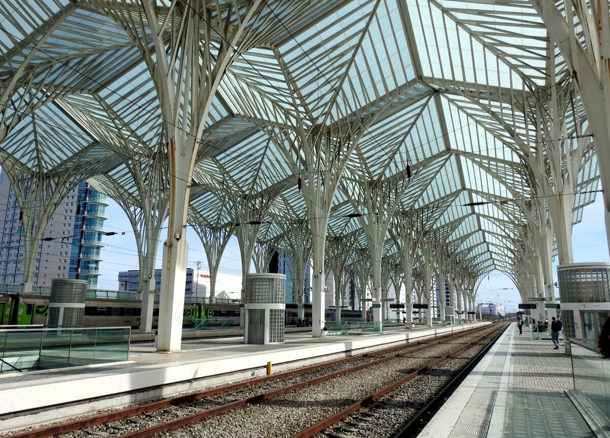 Lissabon, der Bahnhof Oriente mit den Gleisen auf der oberen Ebene. Darunter sind die Gänge zu den anderen Gleisen und mit weiteren unteren Ebenen zum Ausgang Expo-Gelände bzw. Busbahnhof und weiter zu der U-Bahn. Foto am 01.04.2017.