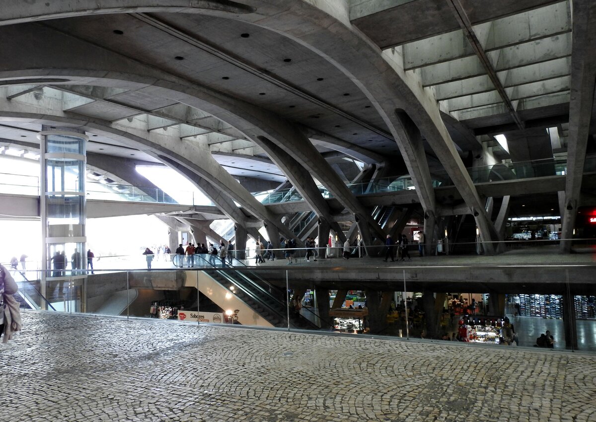 Lissabon Bahnhof Oriente; die mittlere Ebene mit den Zugängen zu den verschiedenen Gleisen bzw.  Auwsgang und Busbahnhof bzw. Abgang zur U-Bahnstation am 01.04.2017.