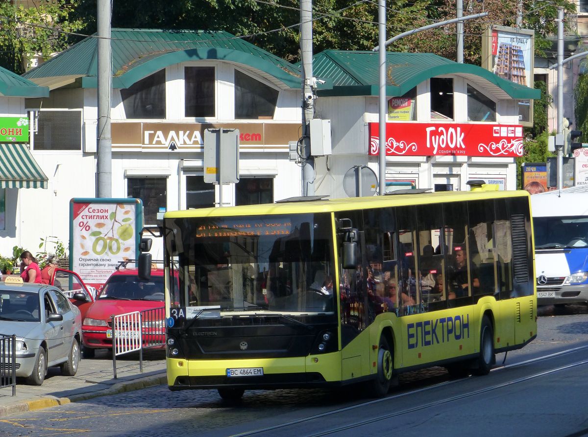 LKAP nr 1 (Львівське комунальне автотранспортне підприємство nr 1) Electron A18501 Bus Baujahr 2016. Torhova straat Lviv, Ukraine 08-09-2016.

LKAP nr 1 (Львівське комунальне автотранспортне підприємство nr 1) Electron A18501 bus bouwjaar 2016. Torhova straat Lviv, Oekrane 08-09-2016.