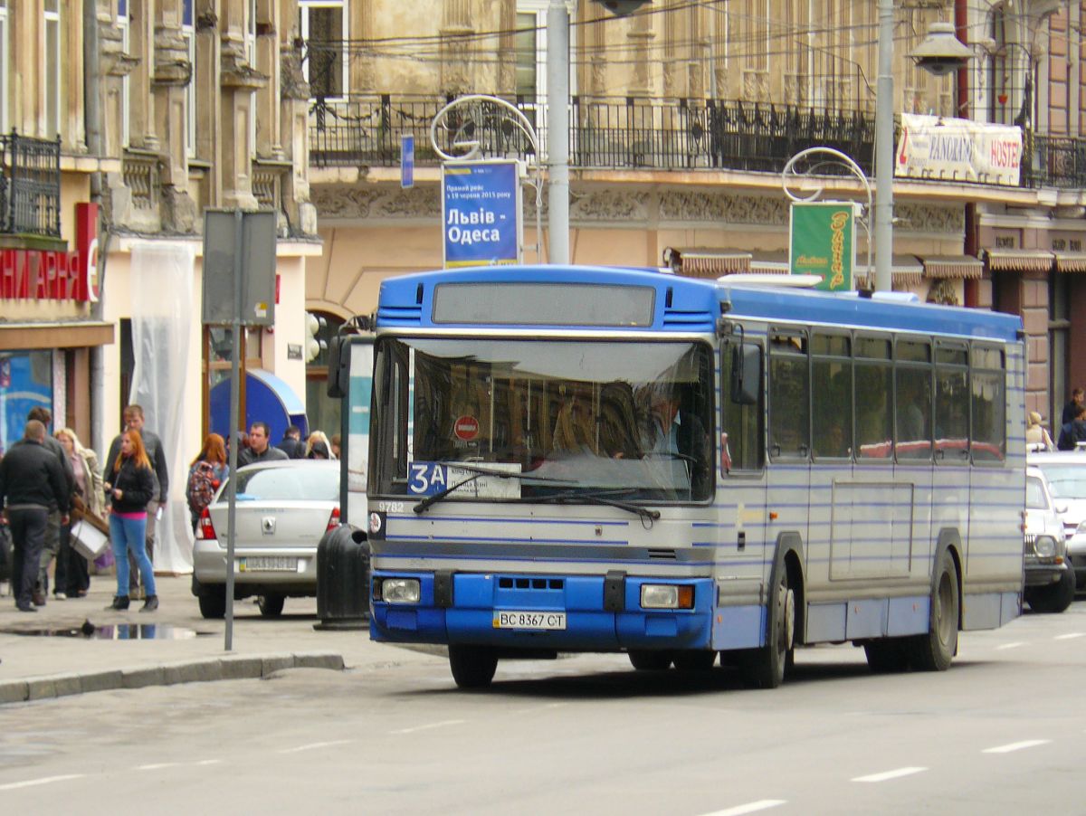 LKAP nr1 Renault PR112 Bus (ex-Montpellier Frankreich) Baujahr 1994. Prospekt Svobody, Lviv 22-05-2015.

LKAP nr1 Renault PR112 bus ex-Montpellier bouwjaar 1994. Prospekt Svobody, Lviv 22-05-2015.