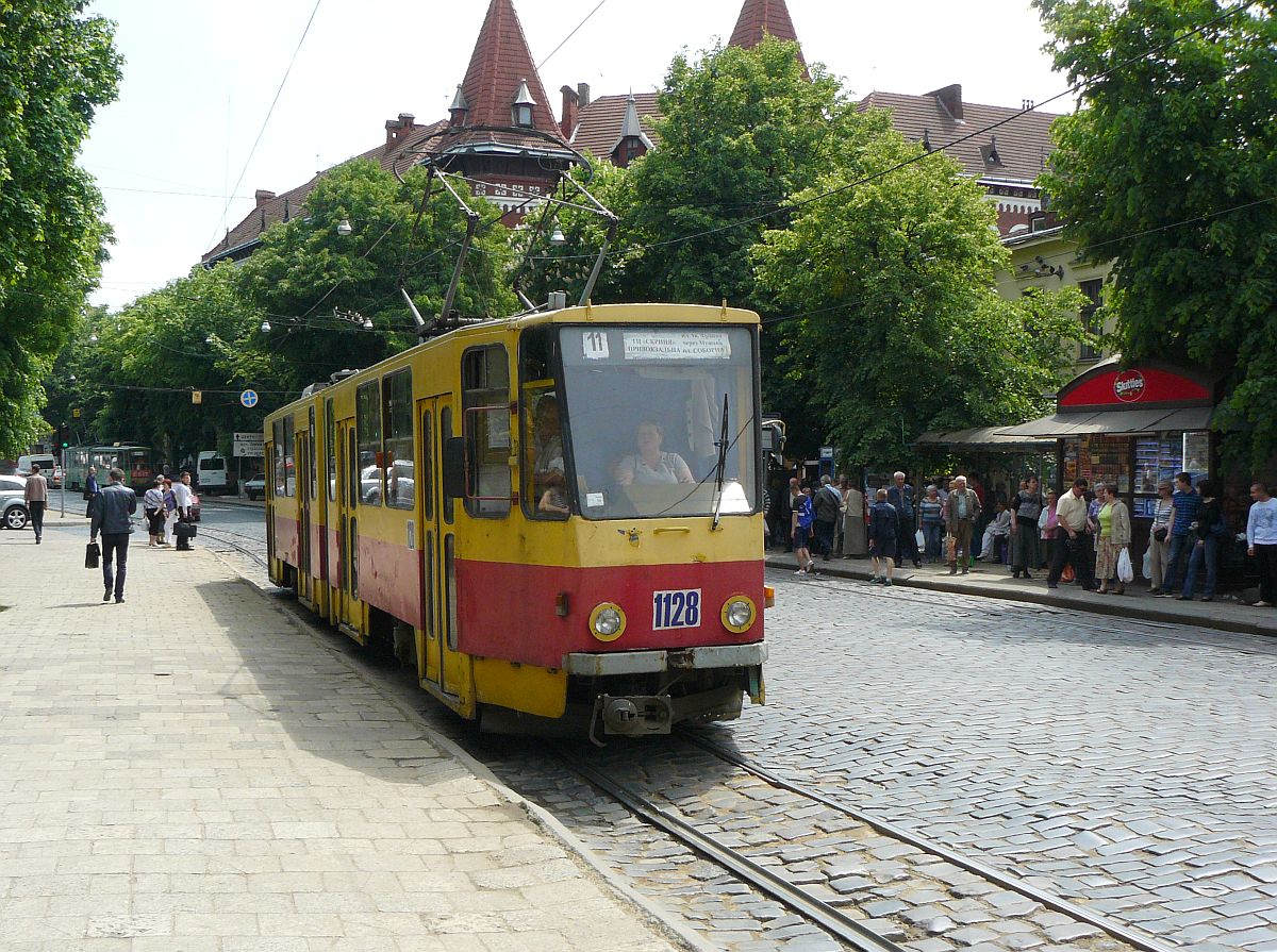 LKP (Львівське комунальне підприємство) LET (Lviv Elektro Trans) TW 1128 Tatra KT4SU Baujahr 1988. Stepana Banderystrasse, Lviv, Ukraine 20-05-2015.

LKP (Львівське комунальне підприємство) LET (Lviv Elektro Trans) tram 1128 Tatra KT4SU bouwjaar 1988. Stepana Banderystraat, Lviv, Oekrane 20-05-2015.