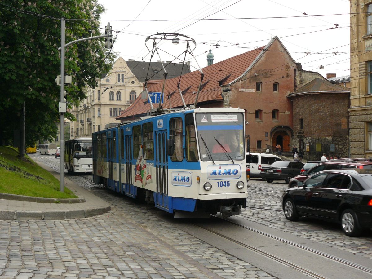 LKP (Львівське комунальне підприємство) LET (Lviv Elektro Trans) TW 1045 Tatra KT4SU Baujahr 1984. Pidvalna Strasse, Lviv, Ukraine 24-5-2015.

LKP (Львівське комунальне підприємство) LET (Lviv Elektro Trans) tram 1045 Tatra KT4SU bouwjaar 1984. Pidvalna straat, Lviv, Oekrane 24-5-2015.