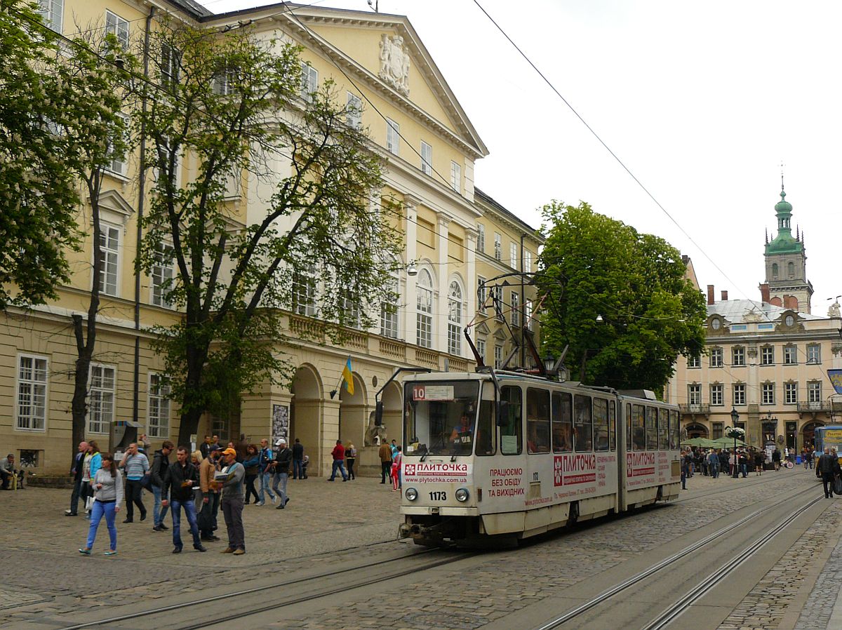 LKP (Львівське комунальне підприємство) LET (Lviv Elektro Trans) TW 1173 Tatra KT4SU Baujahr 1988 Rynok Platz, Lviv, UKraine 08-05-2014.

LKP (Львівське комунальне підприємство) LET (Lviv Elektro Trans) tram 1173 Tatra KT4SU bouwjaar 1988 Rynok plein, Lviv, Oekrane 08-05-2014.