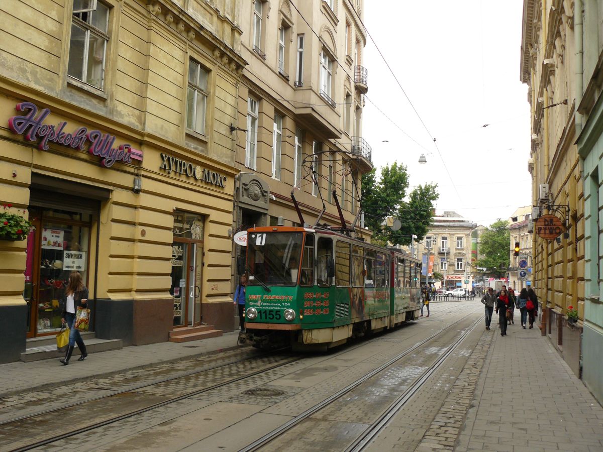 LKP (Львівське комунальне підприємство) LET (Lviv Elektro Trans) TW 1155 Tatra KT4D Baujahr 1981. Beryndy Strasse, Lviv, Ukraine 22-05-2015.

LKP (Львівське комунальне підприємство) LET (Lviv Elektro Trans) tram 1155 Tatra KT4D bouwjaar 1981. Beryndy straat, Lviv, Oekrane 22-05-2015.