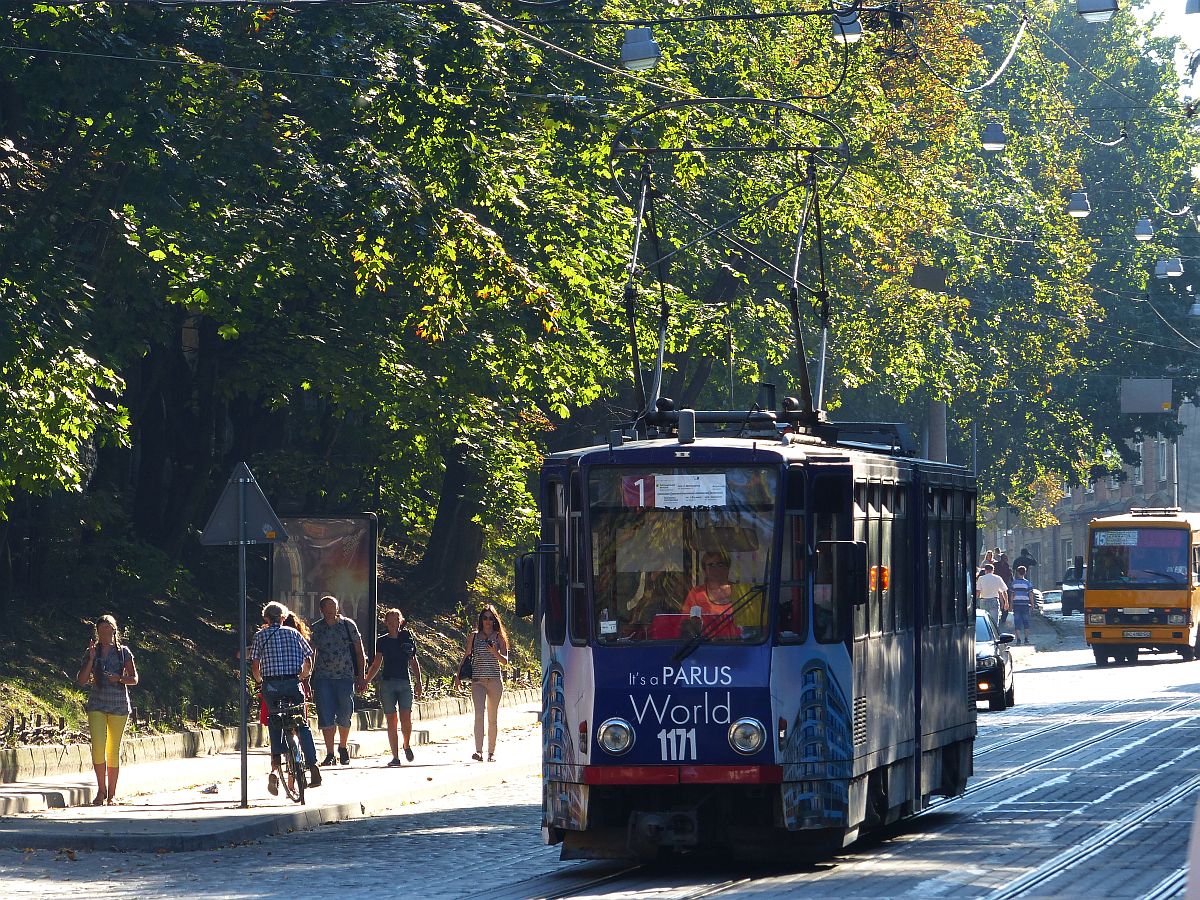 LKP (Львівське комунальне підприємство) LET (Lviv Elektro Trans) TW 1171 Tatra KT4D Baujahr 1981 ex-472 von EVAG aus Erfurt, Deutschland. Mykoly Kopernyka Strasse Lviv 08-09-2016.

LKP (Львівське комунальне підприємство) LET (Lviv Elektro Trans) tram 1171 Tatra KT4D bouwjaar 1981 ex-472 van EVAG uit Erfurt in Duitsland. Mykoly Kopernyka straat Lviv 08-09-2016.