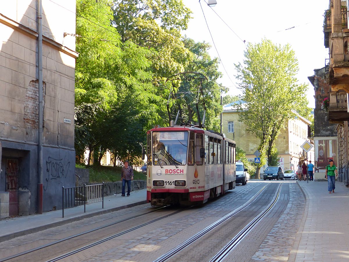 LKP (Львівське комунальне підприємство) LET (Lviv Elektro Trans) TW 1161 Tatra KT4D Baujahr 1986 ex-331 GVB Gera, Deutschland. Zamarstynivska Strasse, Lviv, Ukraine 08-09-2016.

LKP (Львівське комунальне підприємство) LET (Lviv Elektro Trans) tram 1161 Tatra KT4D bouwjaar 1986 ex tram 331 van GVB Gera uit Duitsland. Zamarstynivska straat, Lviv, Oekrane 08-09-2016.