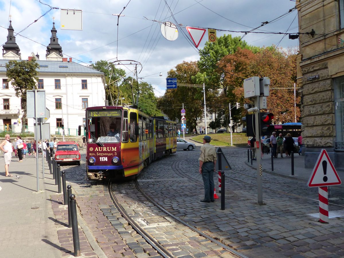 LKP (Львівське комунальне підприємство) LET (Lviv Elektro Trans) TW 1174 Tatra KT4D Baujahr 1986 ex-508 EVAG Erfurt. Ruska Strasse, Lviv, Ukraine 30-08-2016.

LKP (Львівське комунальне підприємство) LET (Lviv Elektro Trans) tram 1174 Tatra KT4D bouwjaar 1986 ex-508 EVAG Erfurt. Ruska straat, Lviv, Oekrane 30-08-2016.