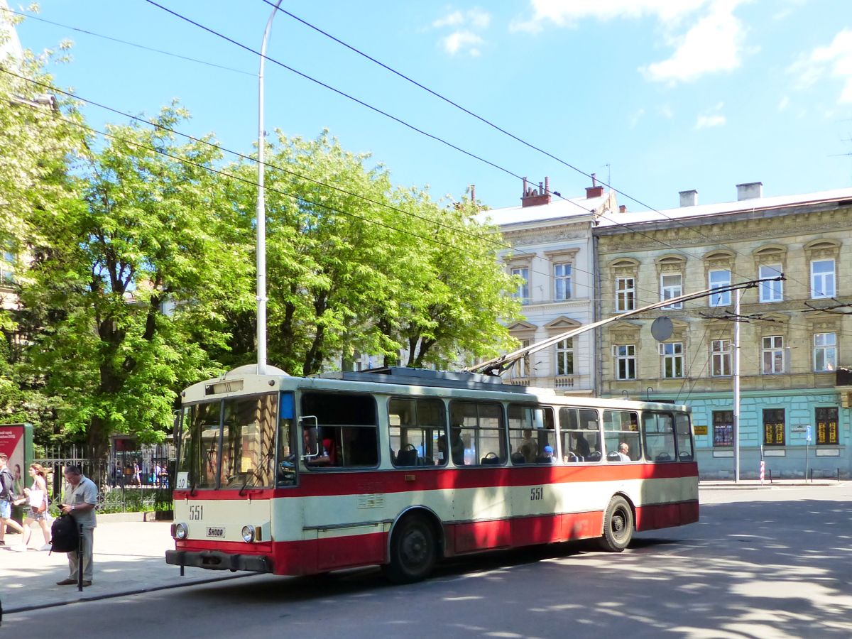 LKP (Львівське комунальне підприємство) LET (Lviv Elektro Trans) O-Bus 551 koda 14Tr11/6 Baujahr 1989. Universitetska Strasse, Lviv 28-05-2017.

LKP (Львівське комунальне підприємство) LET (Lviv Elektro Trans) trolleybus 551 koda 14Tr11/6 bouwjaar 1989. Universitetska straat, Lviv 28-05-2017.