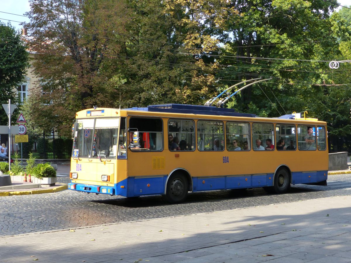 LKP (Львівське комунальне підприємство) LET (Lviv Elektro Trans) tO-Bus 604 koda 14Tr11/6 Baujahr 1992. Ex Wagen 167 aus Zln in Tschechien. Lystopadovoho Chynu Strasse, Lviv, Ukraine 04-09-2016.


LKP (Львівське комунальне підприємство) LET (Lviv Elektro Trans) trolleybus 604 koda 14Tr11/6 bouwjaar 1992. Ex bus 167 uit Zln in Tsjechi. Lystopadovoho Chynu straat, Lviv, Oekrane 04-09-2016.