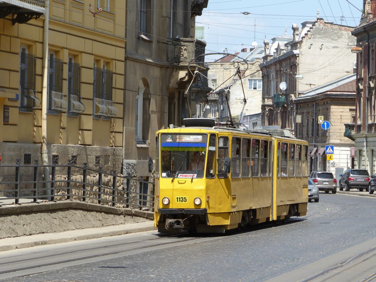 LKP (Львівське комунальне підприємство) LET (Lviv Elektro Trans) TW 1135 Tatra KT4SU Baujahr 1983. Ivana Franka Strasse, Lviv 31-05-2018.

LKP (Львівське комунальне підприємство) LET (Lviv Elektro Trans) tram 1135 Tatra KT4SU bouwjaar 1983. Ivana Franka straat, Lviv 31-05-2018.