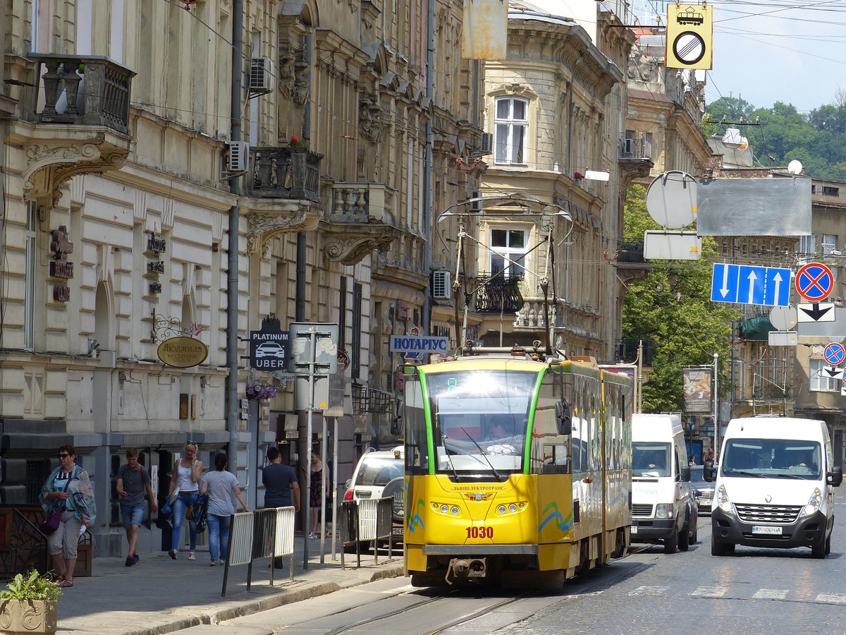 LKP (Львівське комунальне підприємство) LET (Lviv Elektro Trans) Strassenbahn 1030 modernisierte Tatra KT4SU Baujahr 1982. Ivana Franka-Strae, Lemberg, Ukraine 31-05-2018.

LKP (Львівське комунальне підприємство) LET (Lviv Elektro Trans) tram 1030 gemoderniseerde Tatra KT4SU bouwjaar 1982. Ivana Franka straat, Lviv, Oekrane 31-05-2018.