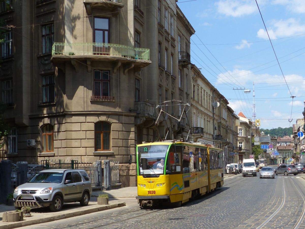 LKP (Львівське комунальне підприємство) LET (Lviv Elektro Trans) Strassenbahn 1030 modernisierte Tatra KT4SU Baujahr 1982. Ivana Franka-Strae, Lemberg, Ukraine 31-05-2018.

LKP (Львівське комунальне підприємство) LET (Lviv Elektro Trans) tram 1030 gemoderniseerde Tatra KT4SU bouwjaar 1982. Ivana Franka straat, Lviv, Oekrane 31-05-2018.