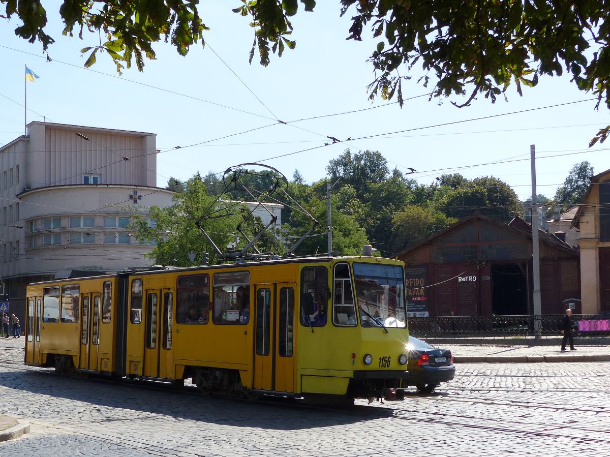 LKP (Львівське комунальне підприємство) LET (Lviv Elektro Trans) Straasenbahn 1156 Tatra KT4D ex-EVAG Erfurt Baujahr 1981. Dmytra Vitovskoho Strasse, Lviv 05-09-2019.

LKP (Львівське комунальне підприємство) LET (Lviv Elektro Trans) tram 1156 Tatra KT4D ex-EVAG Erfurt bouwjaar 1981. Dmytra Vitovskoho straat, Lviv 05-09-2019.