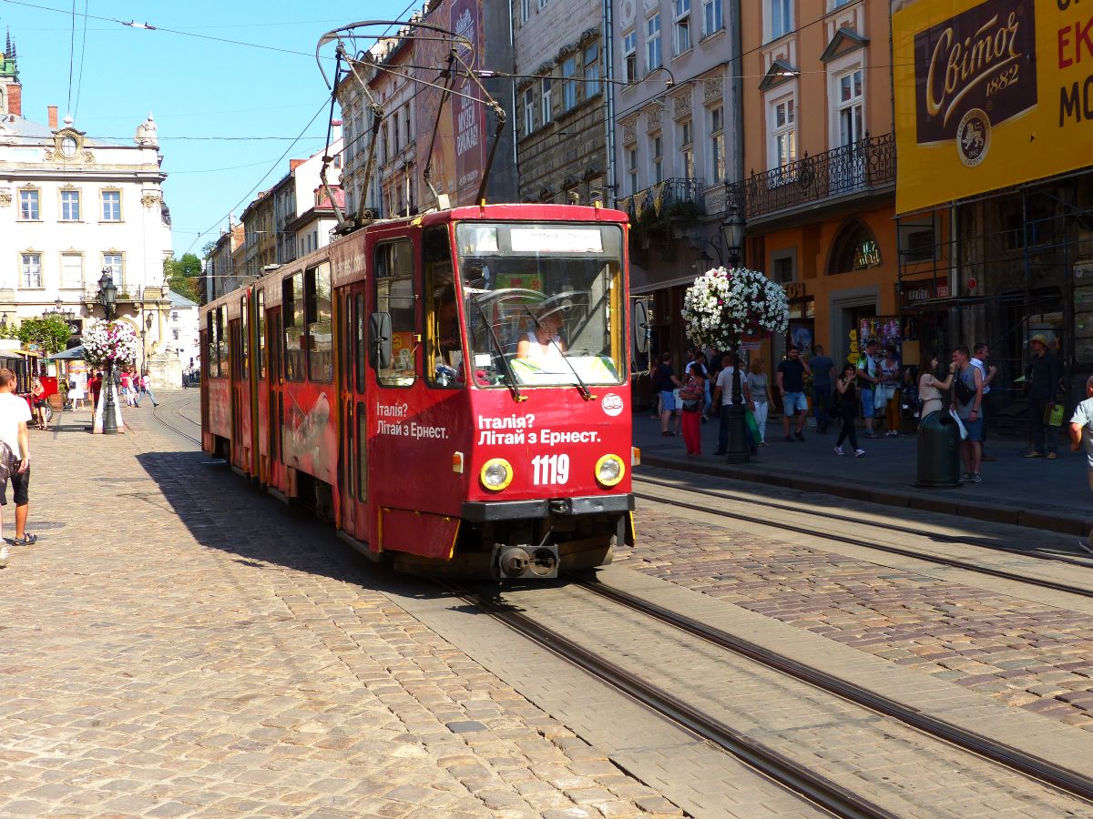 LKP (Львівське комунальне підприємство) LET (Lviv Elektro Trans) Strassenbahn 1119 Tatra KT4SU Baujahr 1988. Rynok Platz, Lviv 28-08-2019.

LKP (Львівське комунальне підприємство) LET (Lviv Elektro Trans) tram 1119 Tatra KT4SU bouwjaar 1988. Rynok plein, Lviv 28-08-2019.