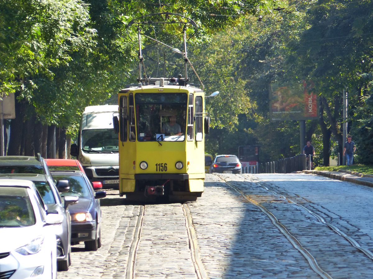 LKP (Львівське комунальне підприємство) LET (Lviv Elektro Trans) Strassenbahn 1156 Tatra KT4D ex-EVAG Erfurt, Deutschland Baujahr 1981. Dmytra Vitovskoho Strasse, Lemberg, Ukraine 05-09-2019.

LKP (Львівське комунальне підприємство) LET (Lviv Elektro Trans) tram 1156 Tatra KT4D ex-EVAG Erfurt bouwjaar 1981. Dmytra Vitovskoho straat, Lviv 05-09-2019.