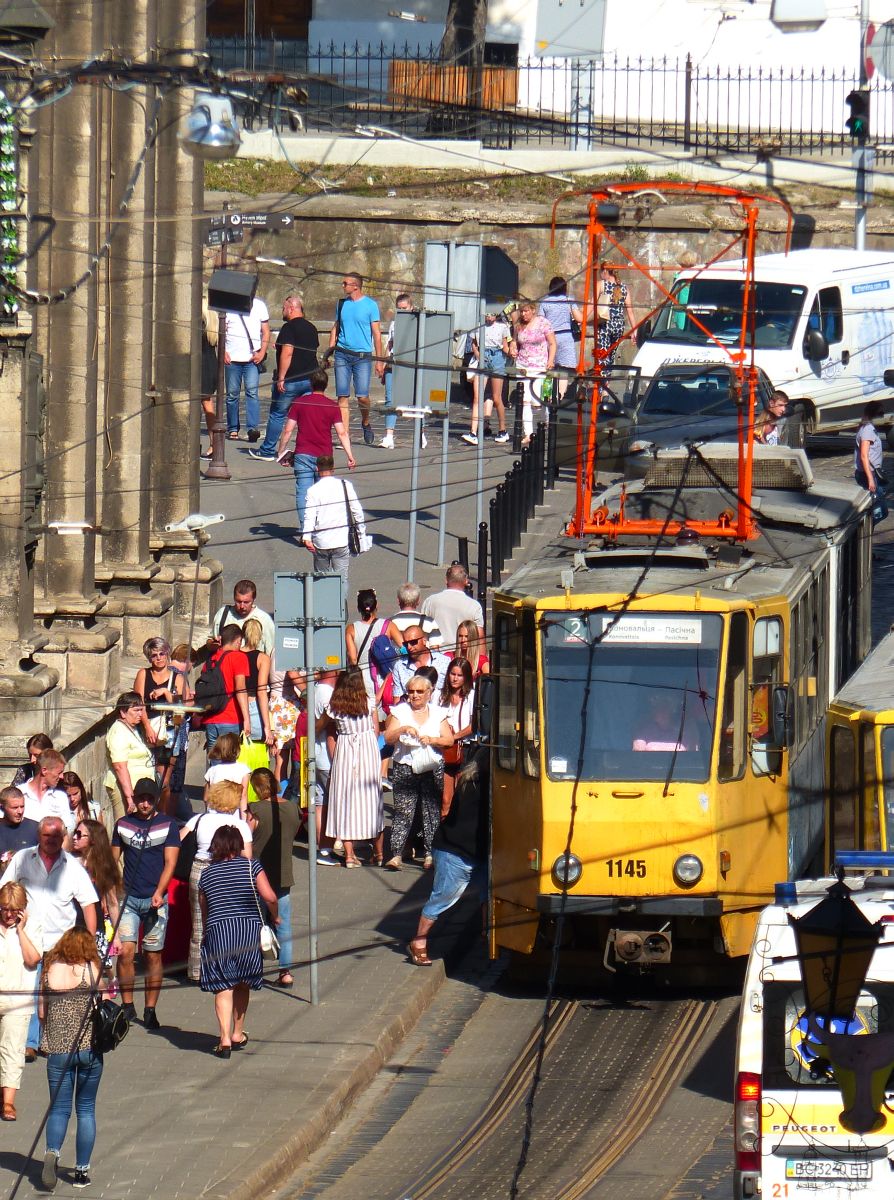 LKP (Львівське комунальне підприємство) LET (Lviv Elektro Trans) Strassenbahn 1145 Tatra KT4SU Baujahr 1988. Ruska Strasse Lviv, Ukraine 28-08-2019.

LKP (Львівське комунальне підприємство) LET (Lviv Elektro Trans) tram 1145 Tatra KT4SU bouwjaar 1988. Ruska straat Lviv, Oekrane 28-08-2019.