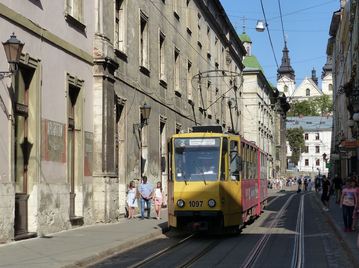 LKP (Львівське комунальне підприємство) LET (Lviv Elektro Trans) Strassenbahn 1097 Tatra KT4SU Baujahr 1986. Ruska Strasse Lviv, Ukraine 28-08-2019.

LKP (Львівське комунальне підприємство) LET (Lviv Elektro Trans) tram 1097 Tatra KT4SU bouwjaar 1986. Ruska straat Lviv, Oekrane 28-08-2019.