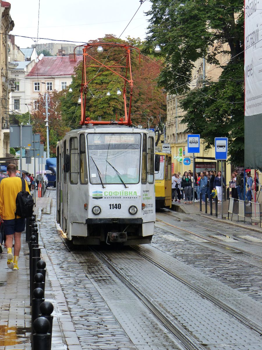 LKP (Львівське комунальне підприємство) LET (Lviv Elektro Trans) Strassenbahn 1140 Tatra KT4SU Baujahr 1988. Petra Doroshenka Strasse, Lviv, Ukraine 03-09-2019.

LKP (Львівське комунальне підприємство) LET (Lviv Elektro Trans) tram 1140 Tatra KT4SU bouwjaar 1988. Petra Doroshenka straat, Lviv, Oekrane 03-09-2019.