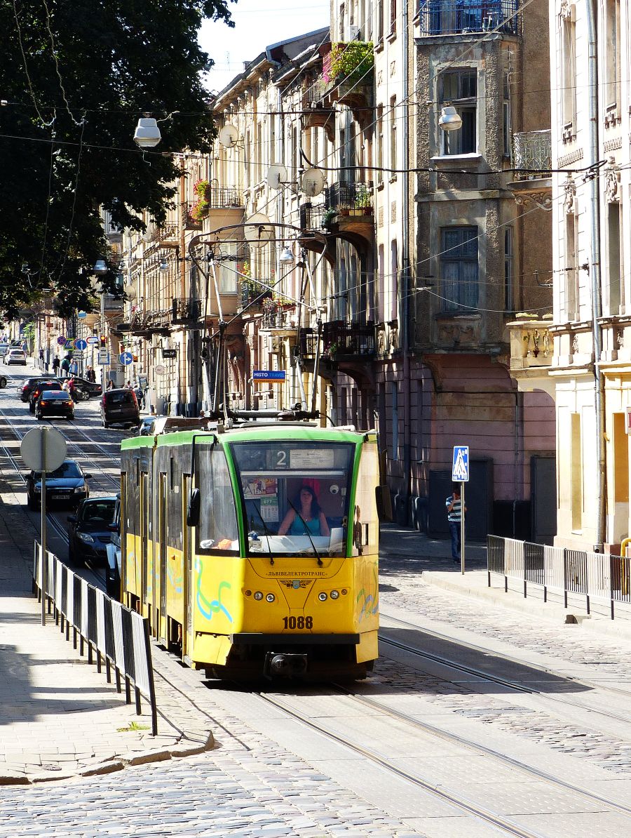 LKP (Львівське комунальне підприємство) LET (Lviv Elektro Trans) Strassenbahn 1088 Tatra KT4SU Baujahr 1985. Henerala Chuprynky Strasse, Lviv, Ukraine 05-09-2019.


LKP (Львівське комунальне підприємство) LET (Lviv Elektro Trans) tram 1088 Tatra KT4SU bouwjaar 1985. Henerala Chuprynky straat, Lviv, Oekrane 05-09-2019.